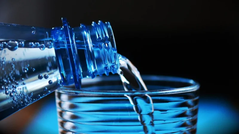 Woda źródlana naturalnym orzeźwieniem dla ciała i ducha